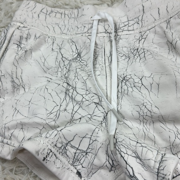 Lululemon Inner Glow High-Rise Short 3" Thread Dye White Black - Picture 2 of 5